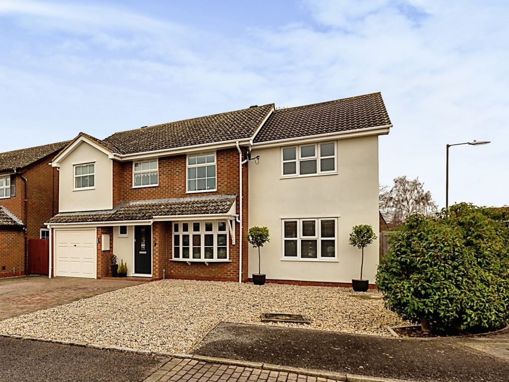 5 bed detached house for sale in Evans Close, Stoke Grange, Aylesbury