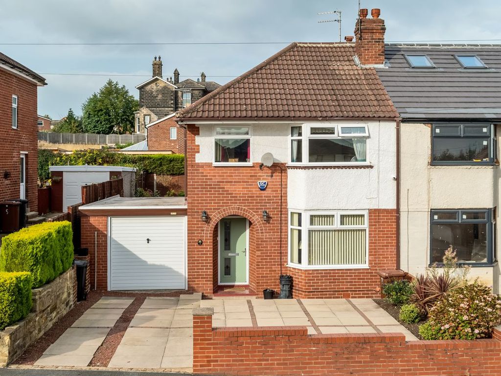 3 bed semidetached house for sale in Spring Avenue, Gildersome, Morley