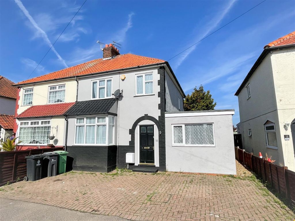 4 bed semidetached house for sale in Thomas Road, ClactonOnSea CO15