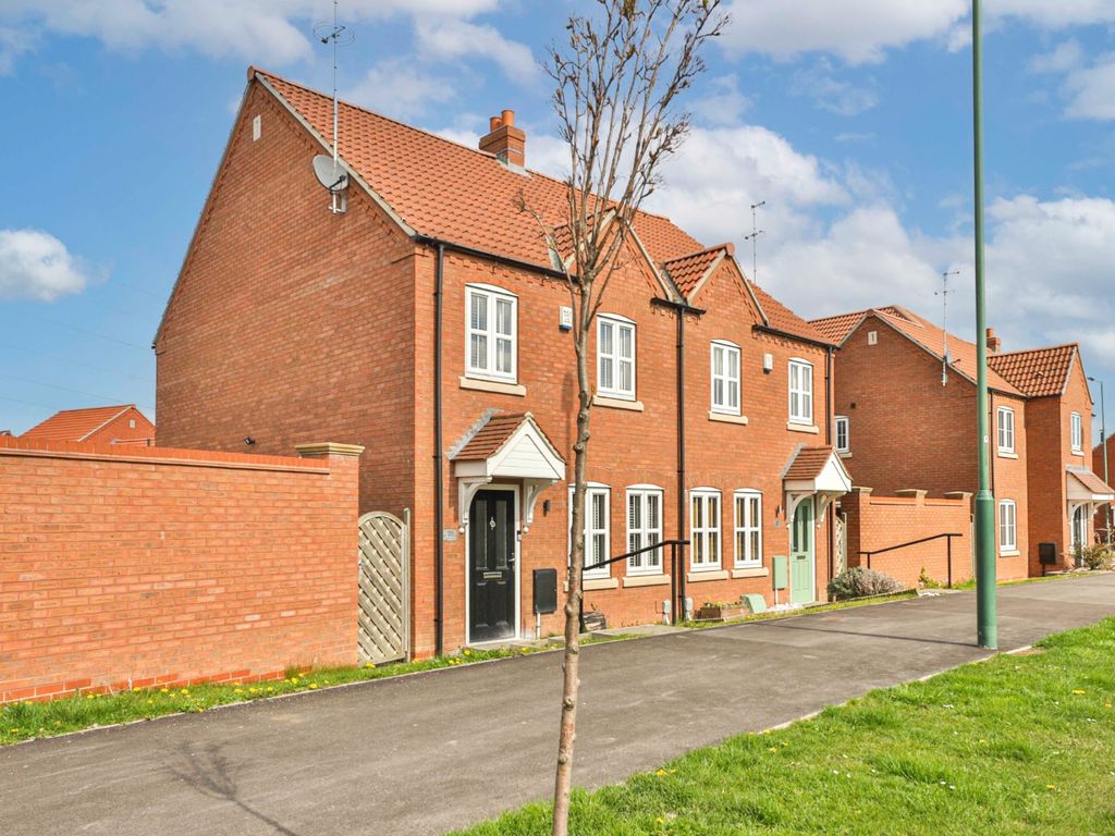 3 bed semidetached house for sale in Grosvenor Road, Kingswood, Hull