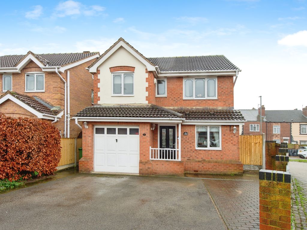 4 bed detached house for sale in Chestnut Close, Featherstone WF7, £