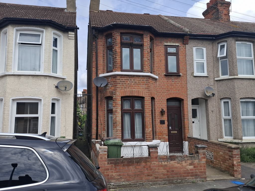 3 bed semidetached house for sale in Kennedy Road, Barking IG11, £