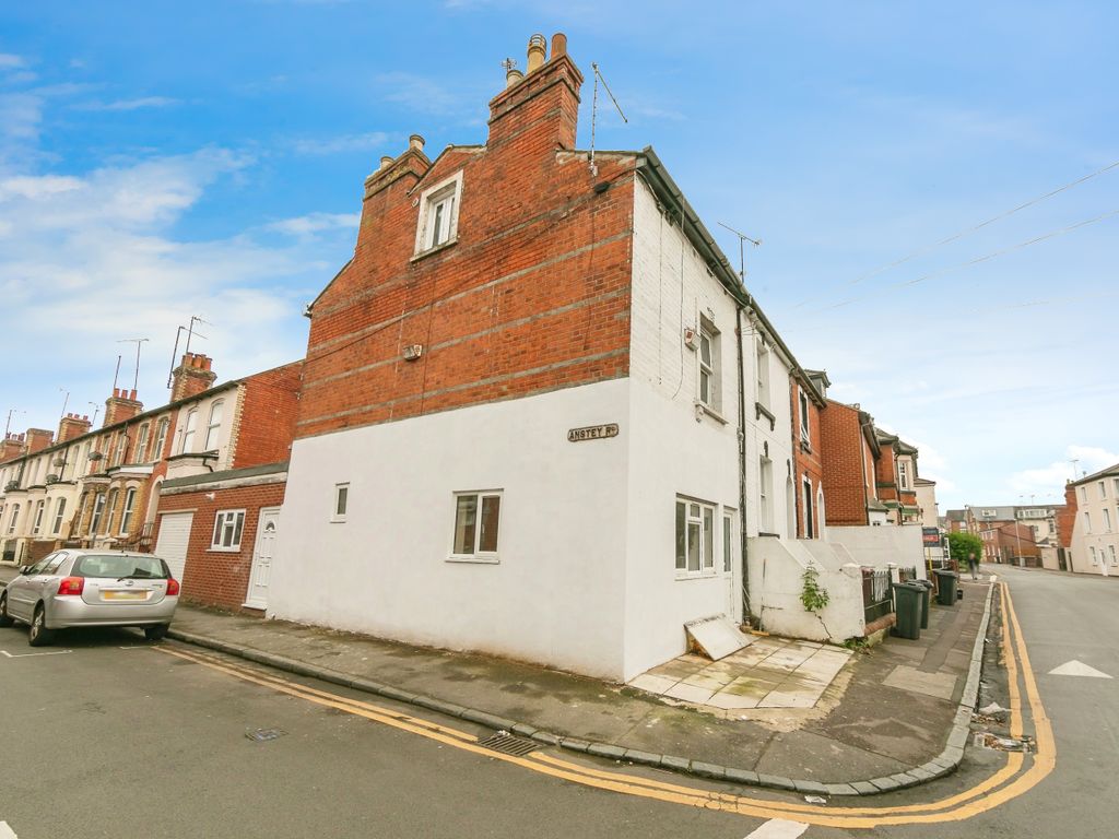 4 bed end terrace house for sale in Baker Street, Reading RG1, £420,000
