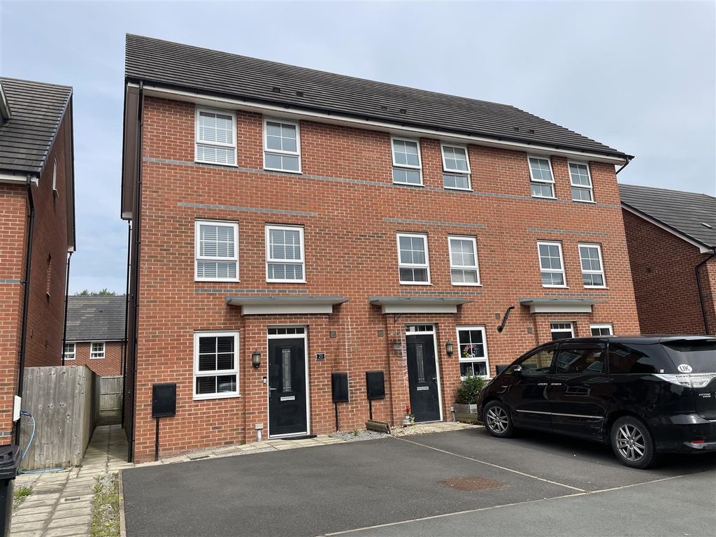 3 bed town house for sale in Filter Bed Way, Sandbach CW11, £270,000