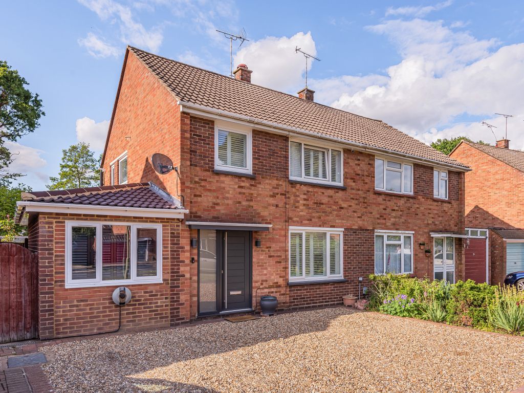 3 bed semidetached house for sale in Newfield Avenue, Farnborough