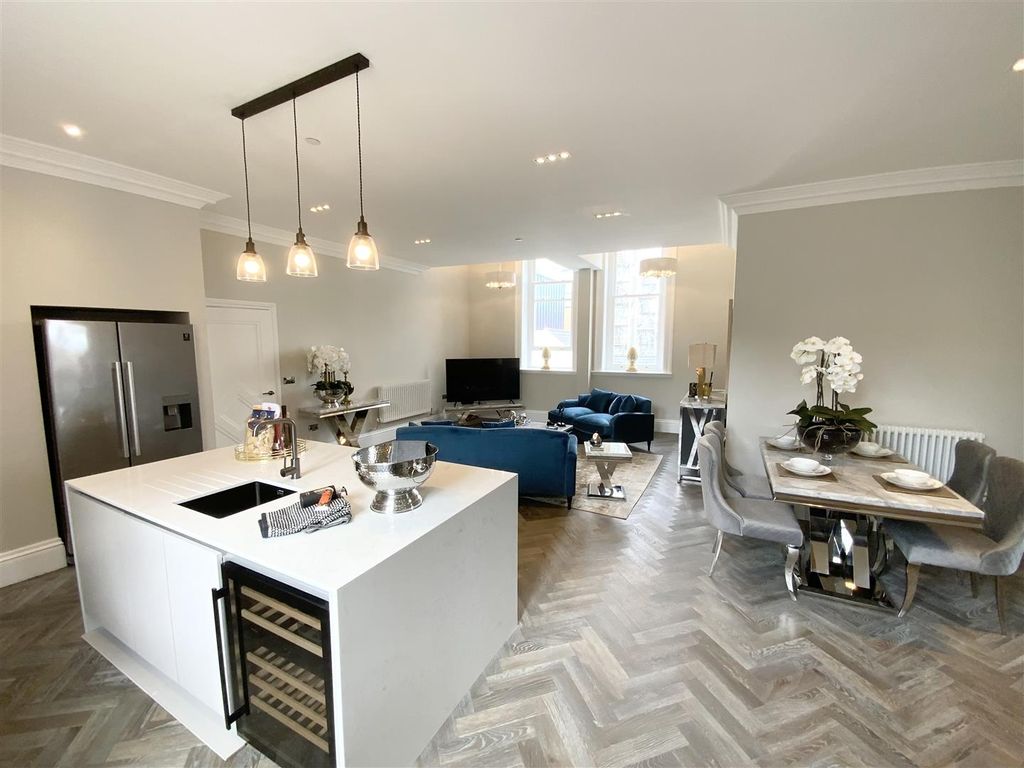 3 bed flat to rent in Mount Stuart Square, Cardiff CF10, £2,550 pcm