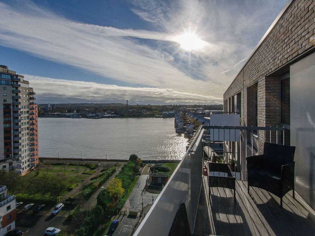 2 bed flat to rent in Booth Road, Royal Docks, London E16, £3,600 pcm