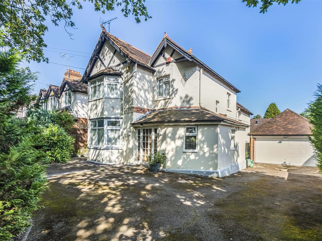 4 bed detached house for sale in Oak Tree Road, Tilehurst, Reading RG31