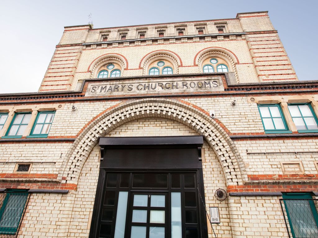 2 bed flat to rent in Defoe Road, London N16, £1,900 pcm Zoopla