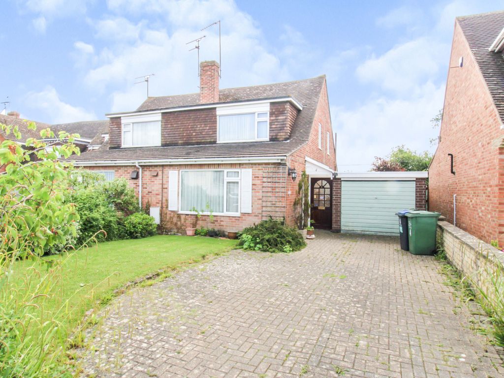 3 bed semidetached bungalow for sale in Vasterne Close, Purton