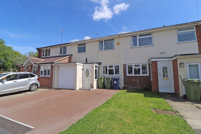 3 bed terraced house for sale in Sussex Gardens, Hucclecote, Gloucester