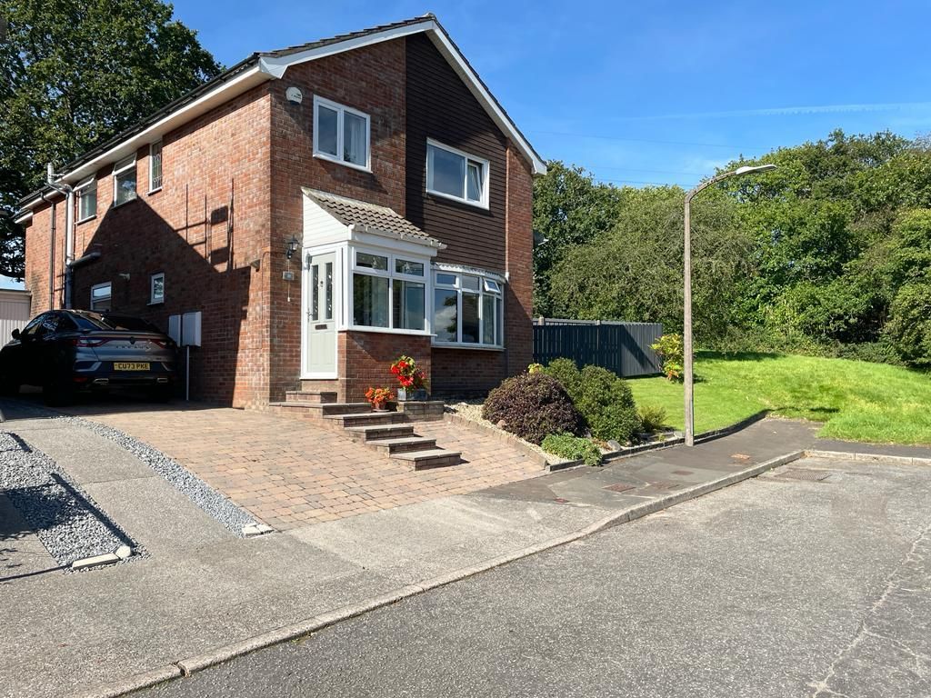 4 bed detached house for sale in Heol Y Drudwen, Parc Gwernfadog