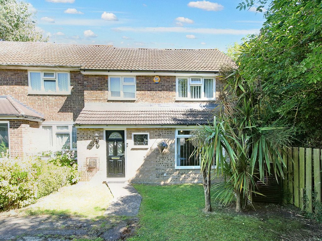 3 bed end terrace house for sale in Curling Tye, Basildon SS14, £