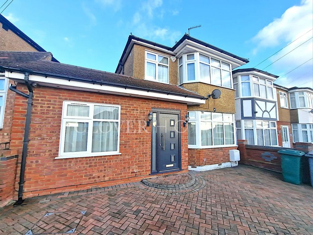 3 bed property to rent in Daneland, East EN4, £3,000 pcm