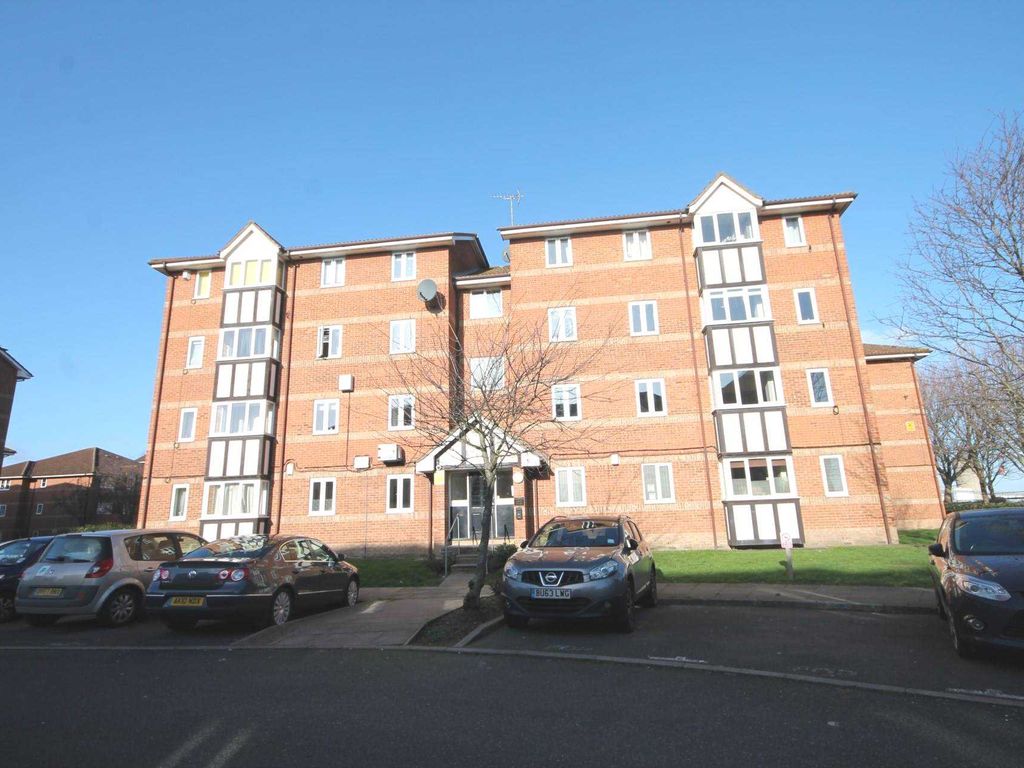 2 bed flat to rent in Chandlers Drive, Erith DA8, £1,250 pcm Zoopla