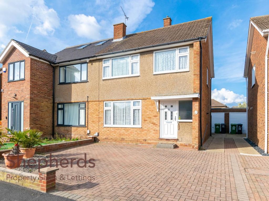 3 bed semidetached house for sale in Ashdown Crescent, Cheshunt