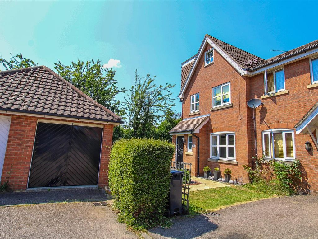 4 bed semidetached house for sale in Abbeydale Close, Church Langley