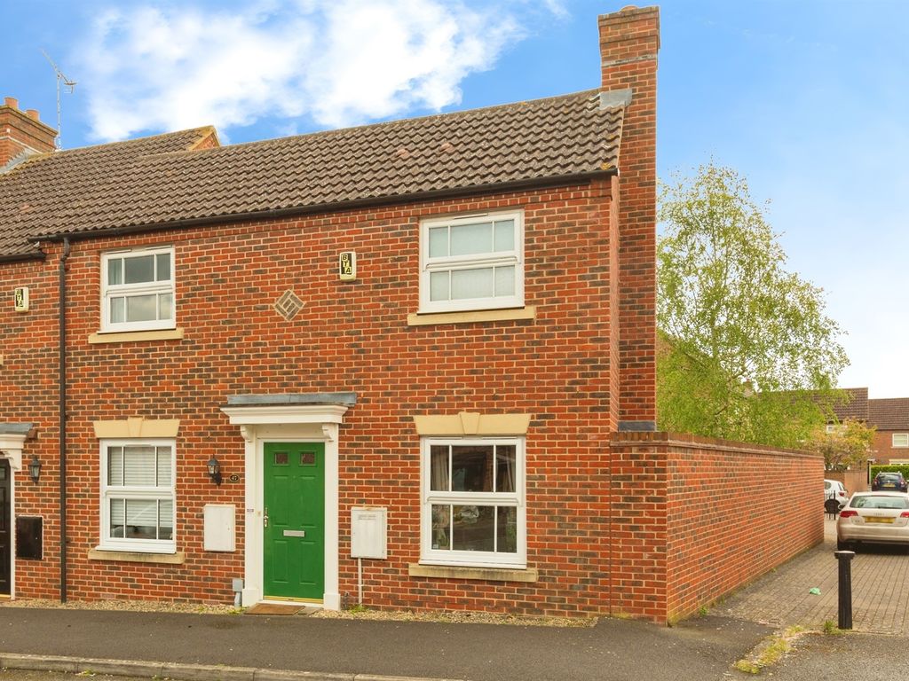 2 bed end terrace house for sale in Napier Road, Aylesbury HP19, £