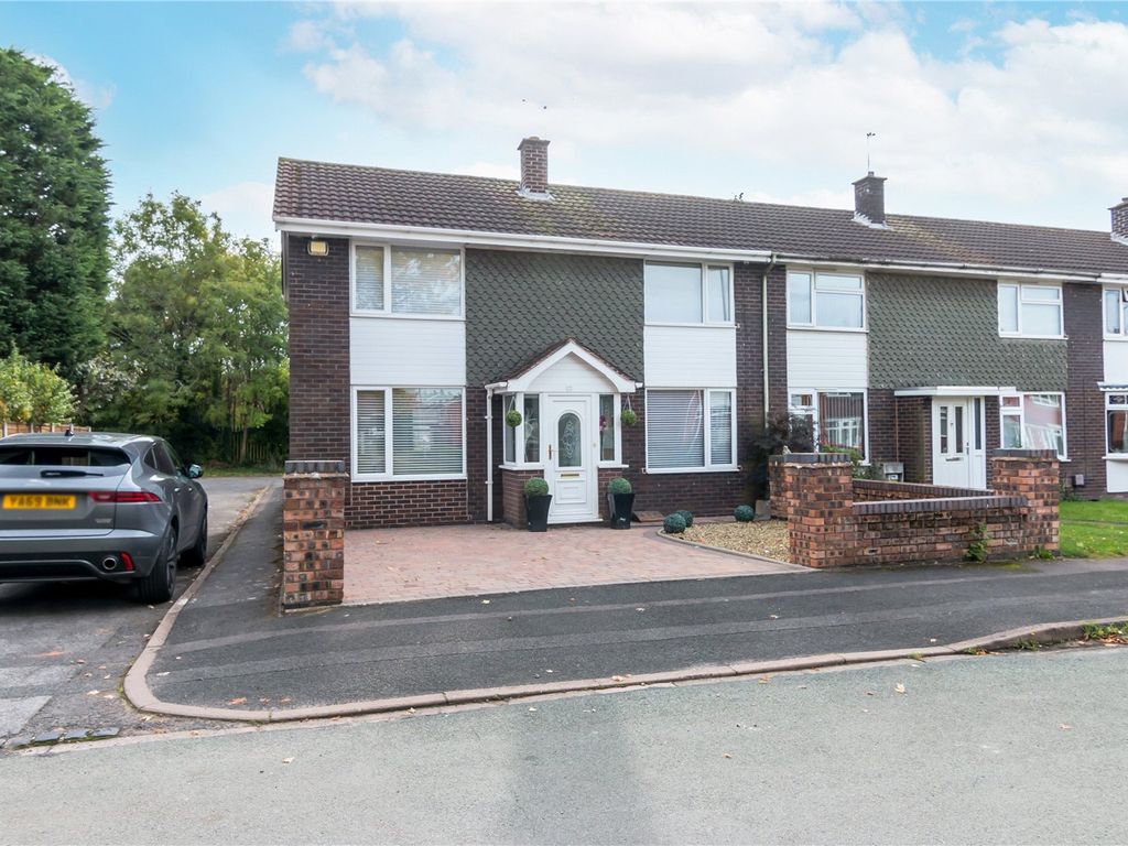 3 bed end terrace house for sale in Brookhouse Close, Featherstone