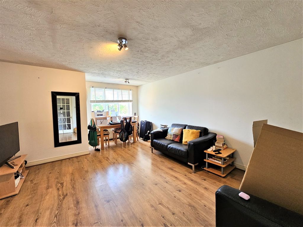 2 bed flat to rent in Lucas Gardens, East Finchley N2, £1,850 pcm Zoopla