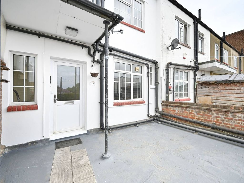 3 bed flat for sale in Burwood Close, Tolworth, Surbiton KT6 Zoopla