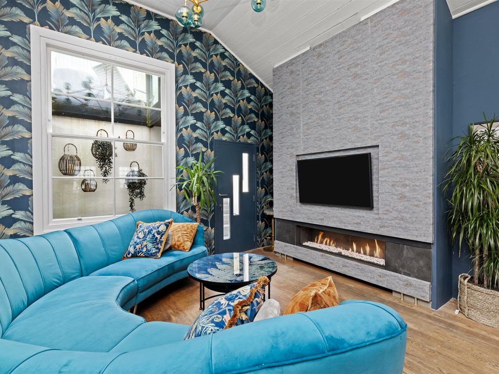 4 bed end terrace house for sale in Elm Grove, Brighton, East Sussex