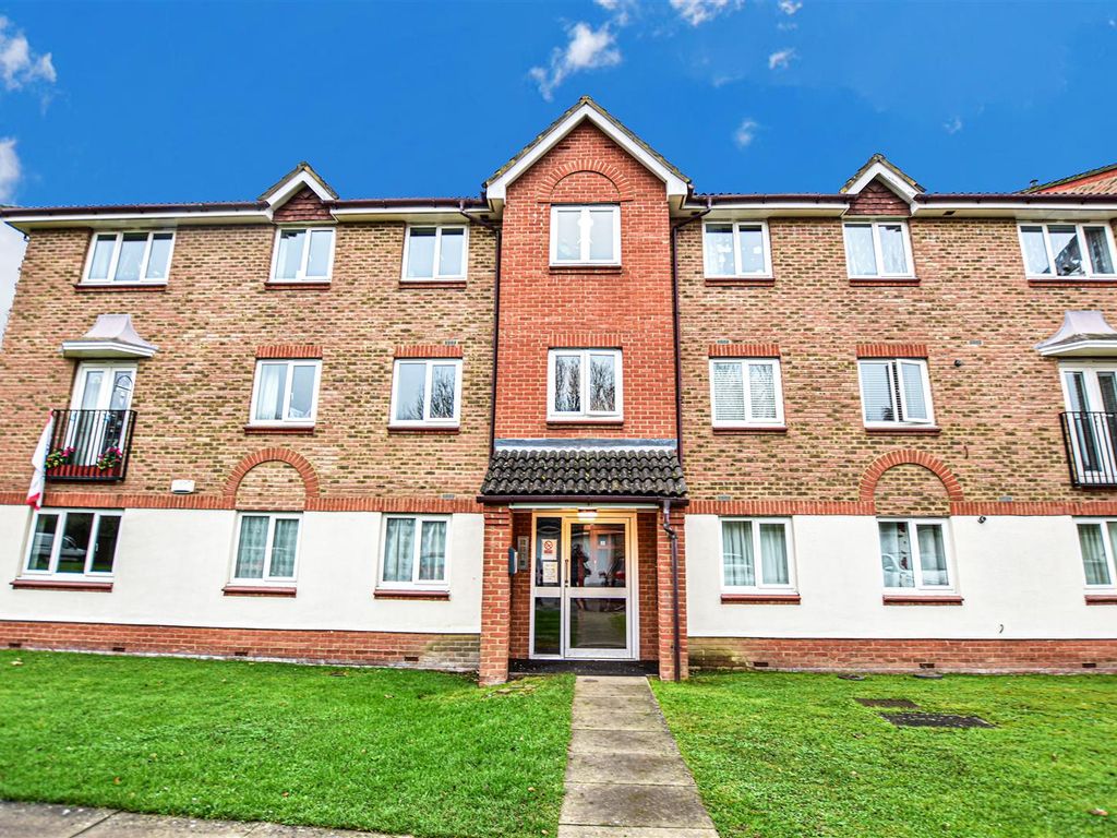 2 bed flat to rent in Lindisfarne Gardens, Maidstone ME16, £1,150 pcm