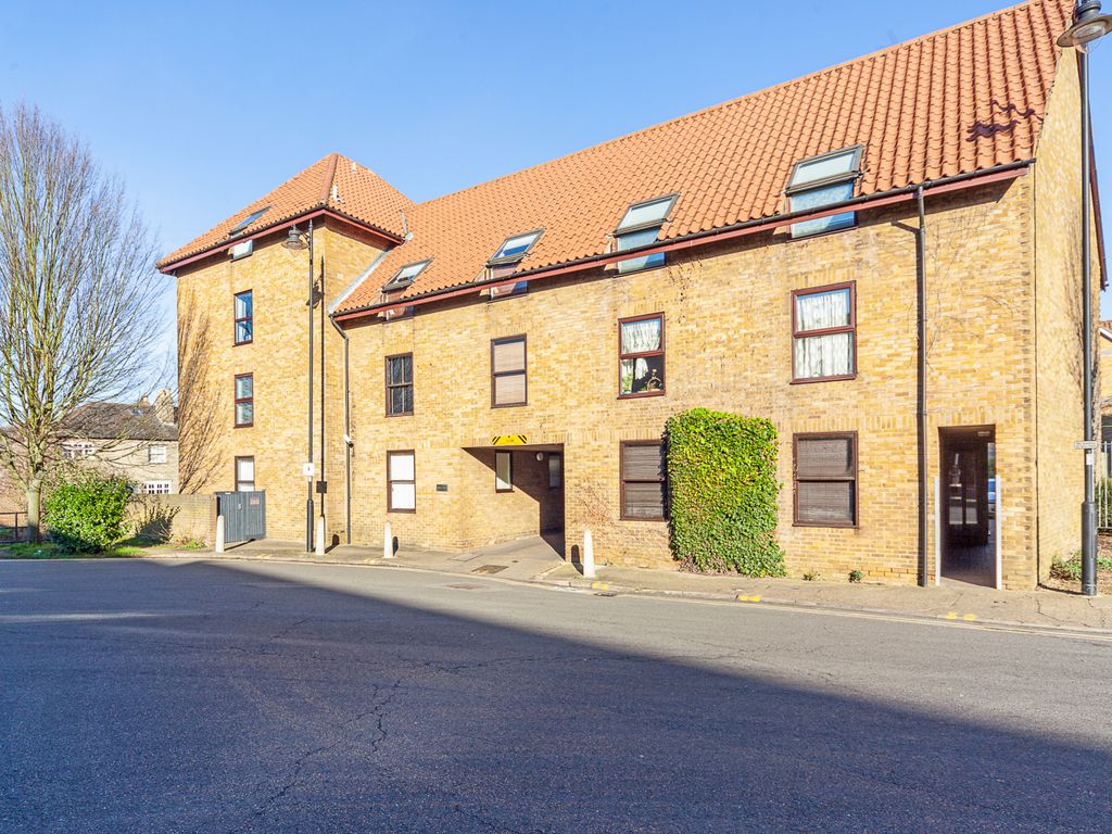 2 bed flat to rent in Shaftesbury Quay, Hertford, Hertfordshire SG14, £