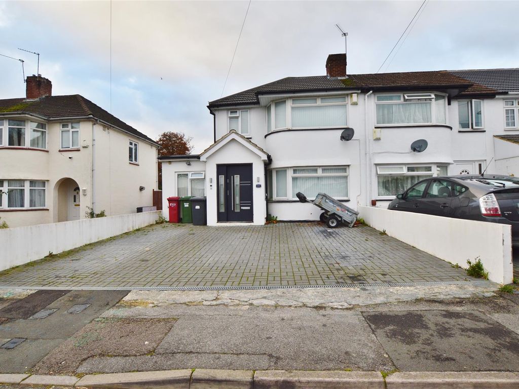 5 bed semidetached house for sale in Stafford Avenue, Farnham Royal