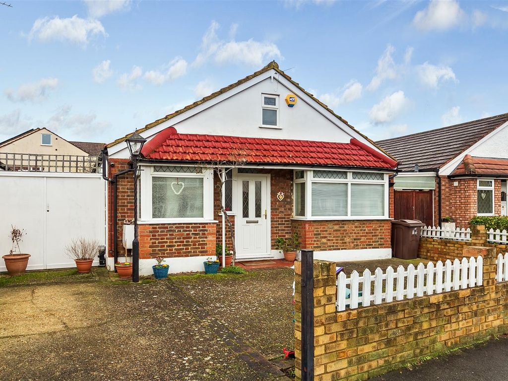 3 bed detached bungalow for sale in Hampton Lane, Hanworth, Feltham