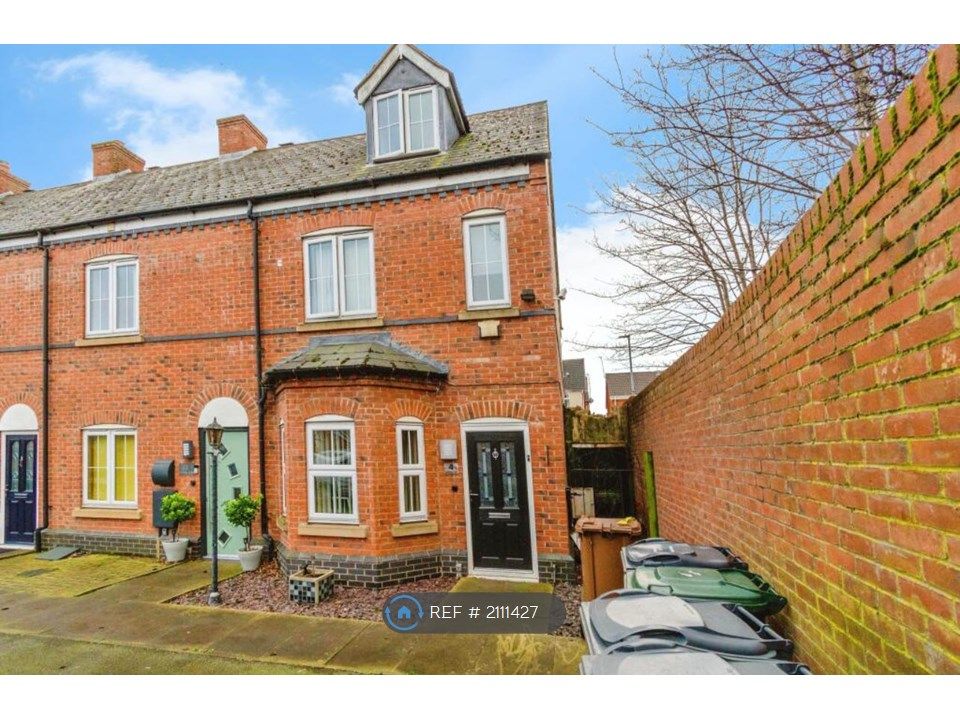 3 bed terraced house to rent in London Drive, Willenhall WV13, £1,295