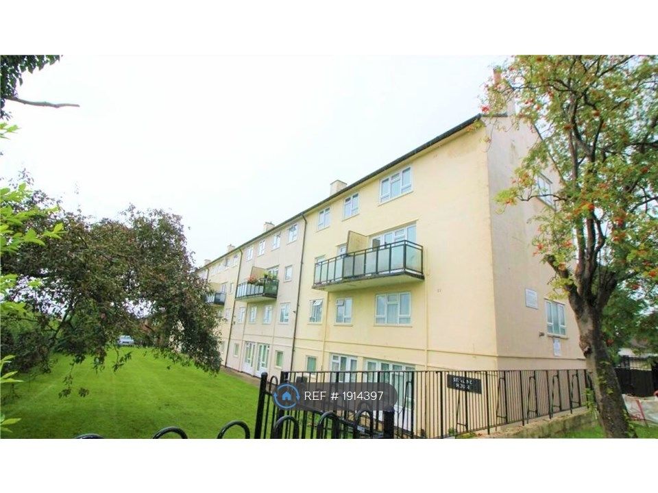 2 bed to rent in Stirling House, Borehamwood WD6, £1,750 pcm