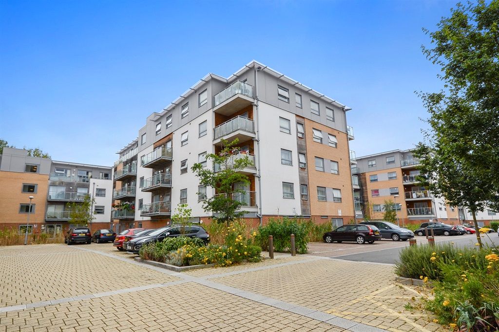 2 bed flat to rent in Talbot Close, Mitcham CR4 Zoopla