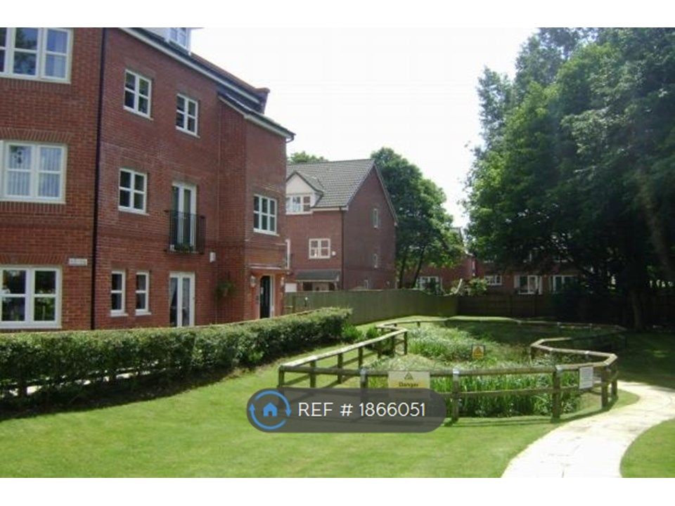 2 bed flat to rent in Duxbury Gardens, Chorley PR7, £895 pcm Zoopla
