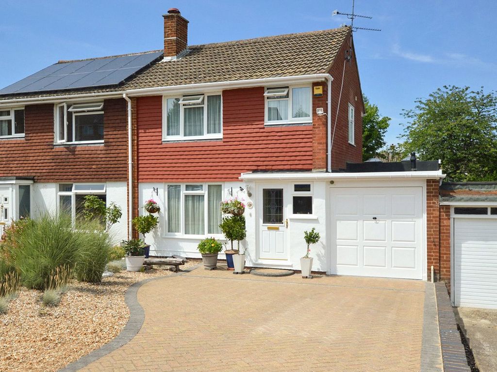 3 bed semidetached house for sale in Derwent Drive, Dunstable