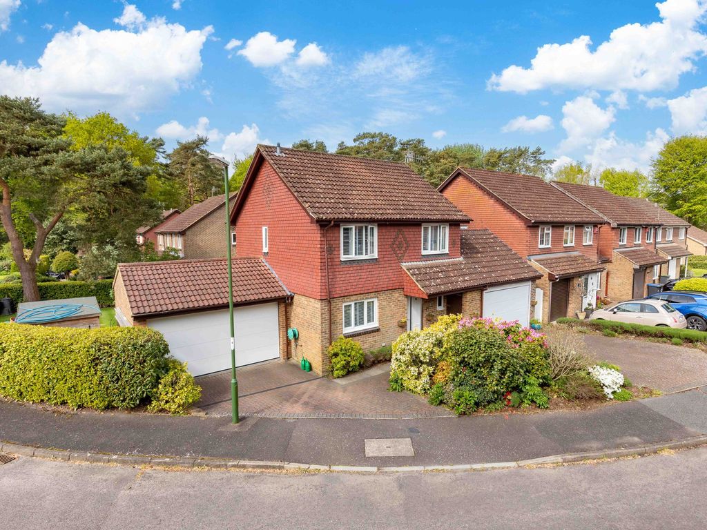 4 bed detached house for sale in Spring Gardens, Copthorne RH10 Zoopla