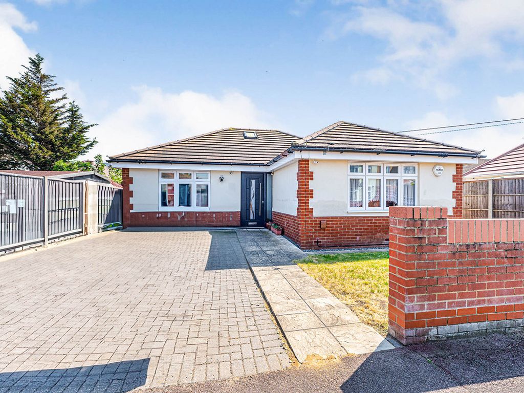 2 bed semidetached bungalow for sale in Vale Avenue, SouthendOnSea