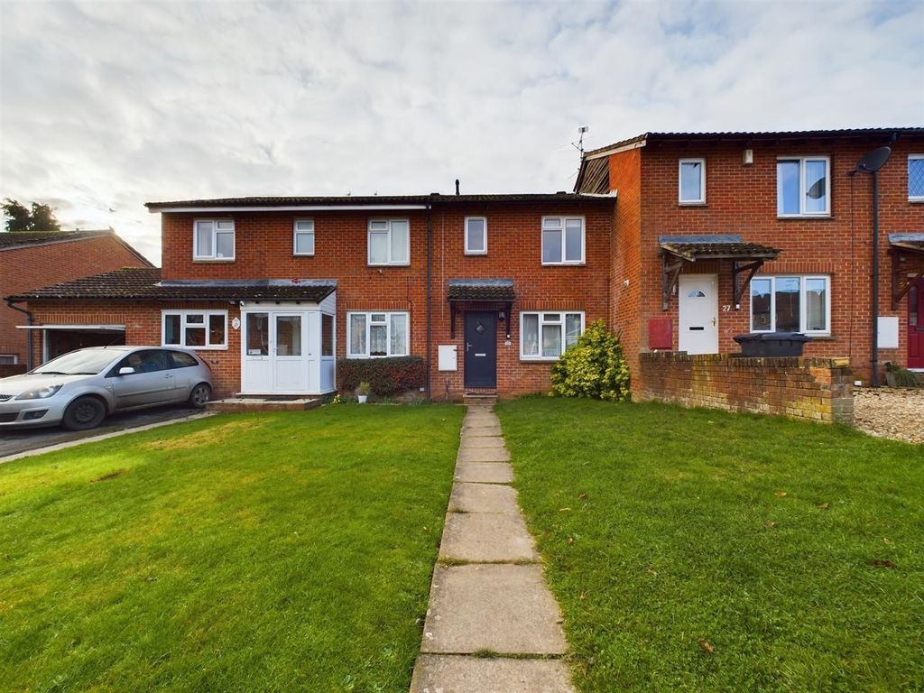 3 bed terraced house for sale in Rushmoor Gardens, Calcot, Reading RG31