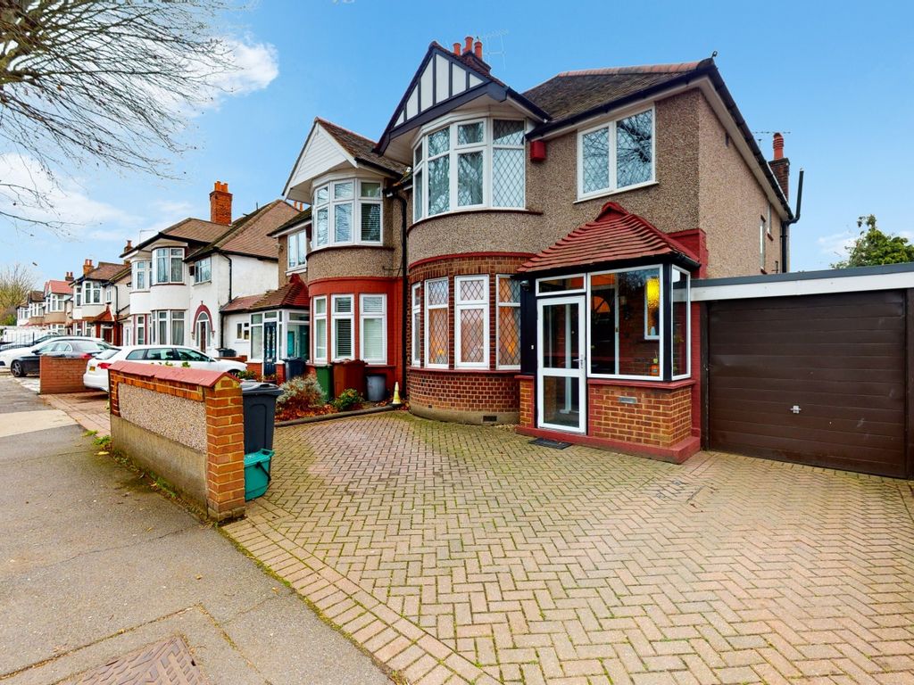 3 bed semidetached house to rent in Boston Manor Road, Brentford