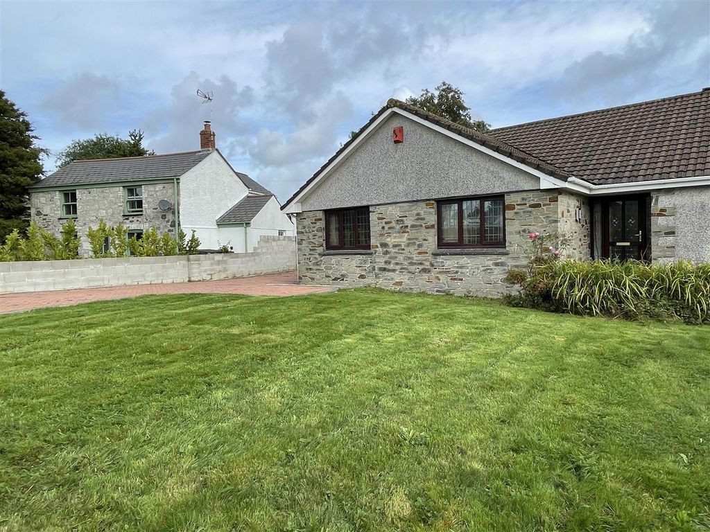 3 bed semidetached bungalow for sale in Westbridge Road, Trewoon, St