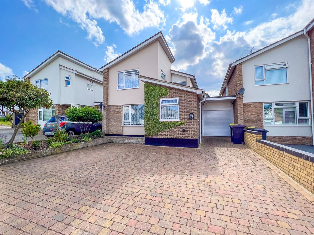 4 bed linkdetached house for sale in Woodpond Avenue, Hockley SS5 Zoopla