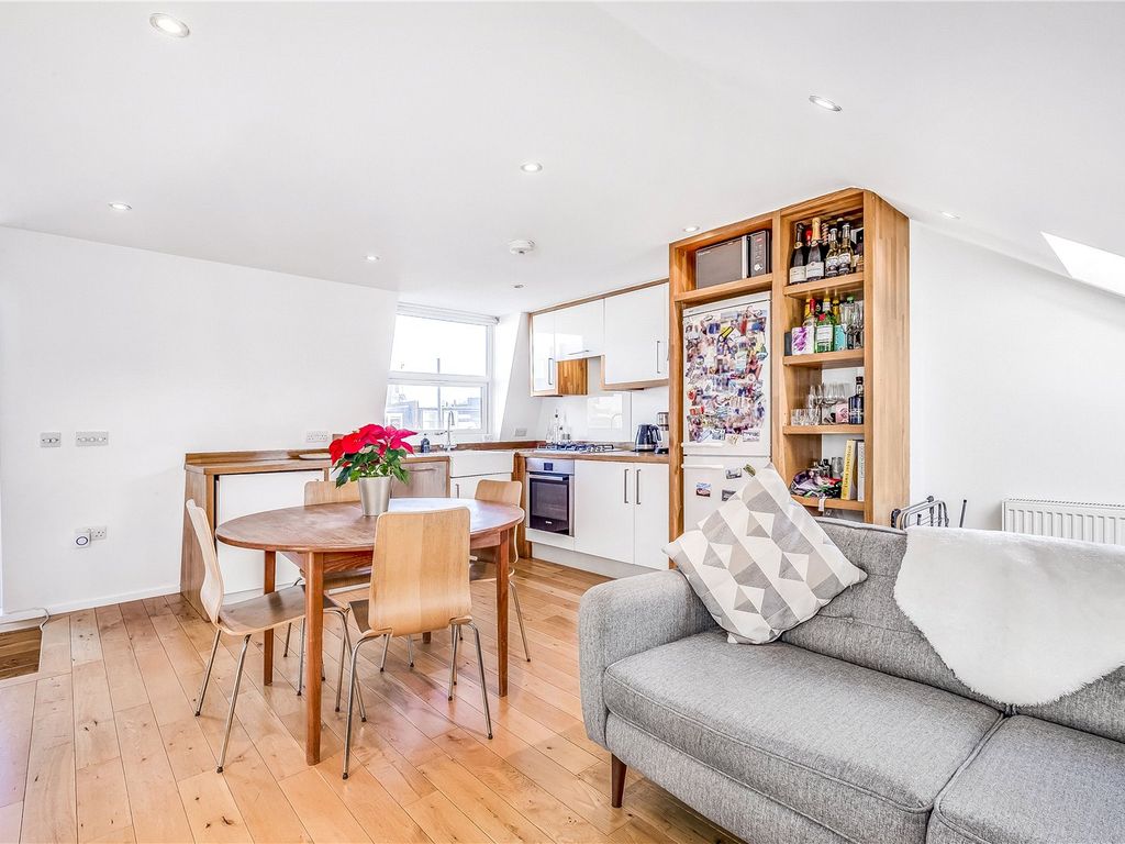 3 bed flat to rent in Munster Road, Munster Village SW6, £3,250 pcm