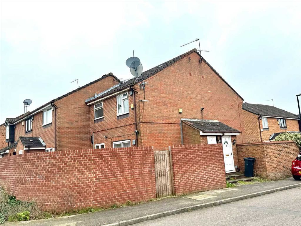 1 bed property to rent in Pearl Gardens, Cippenham, Slough SL1, £1,295