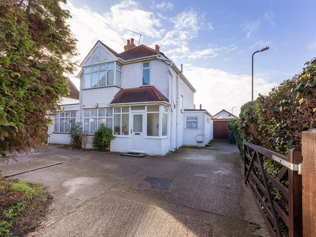 4 bed detached house for sale in Burnham Lane, Burnham SL1, £725,000