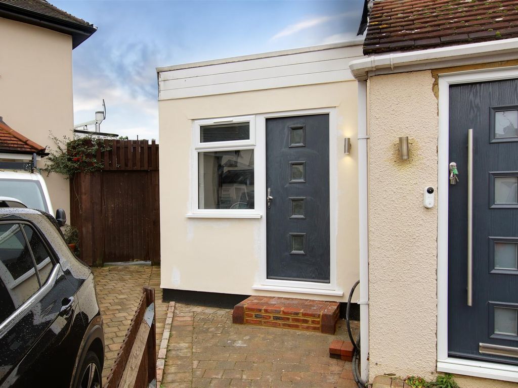 Studio to rent in Endeavour Road, Cheshunt, Waltham Cross EN8, £1,050