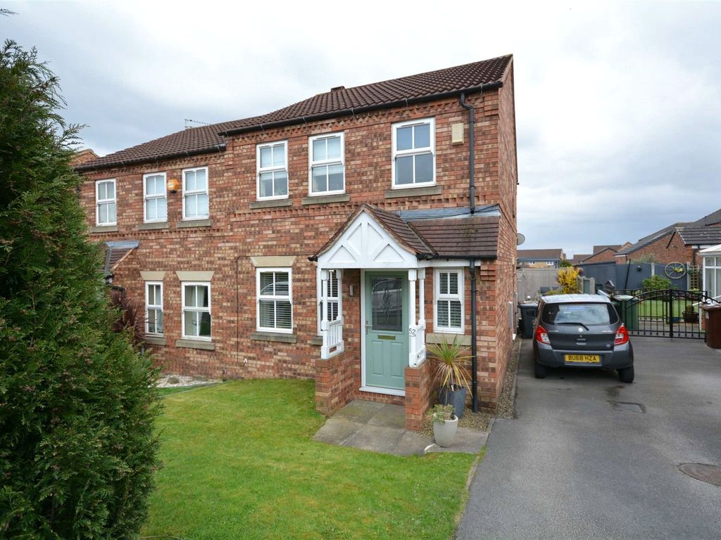 3 bed semidetached house for sale in Castlefields, Rothwell, Leeds