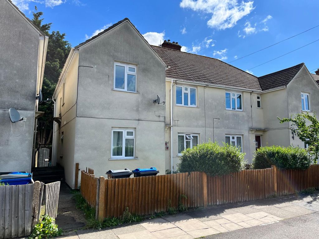 3 bed flat to rent in Tamworth Lane, Mitcham CR4, £1,700 pcm Zoopla