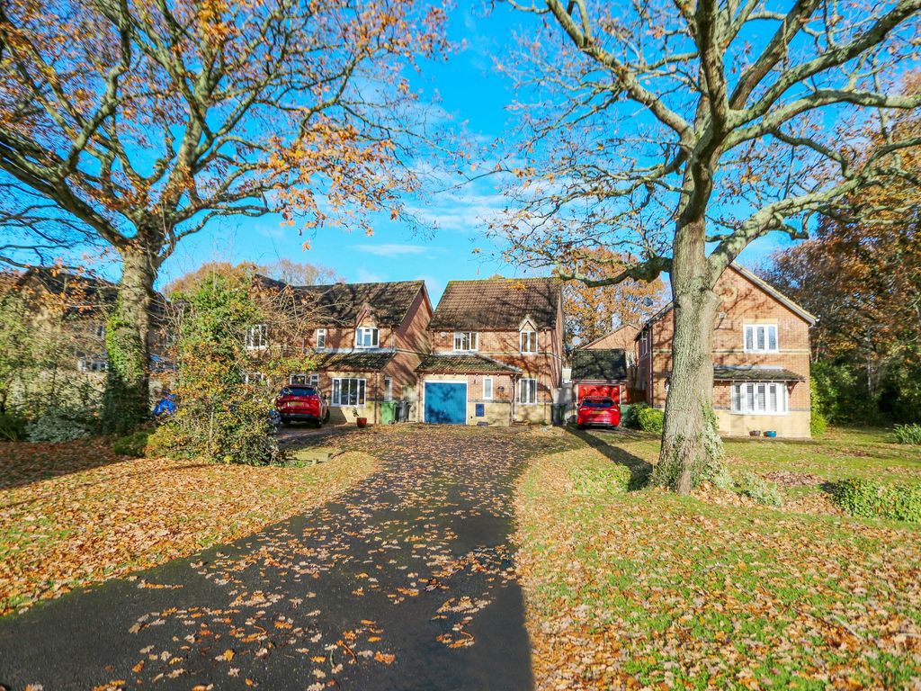 3 bed detached house for sale in Ascot Road, Horton Heath SO50, £