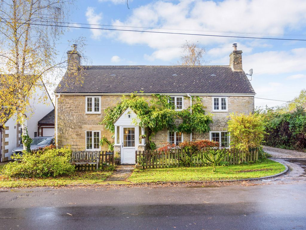 5 bed detached house for sale in Sawyers Hill, SN16, £700,000