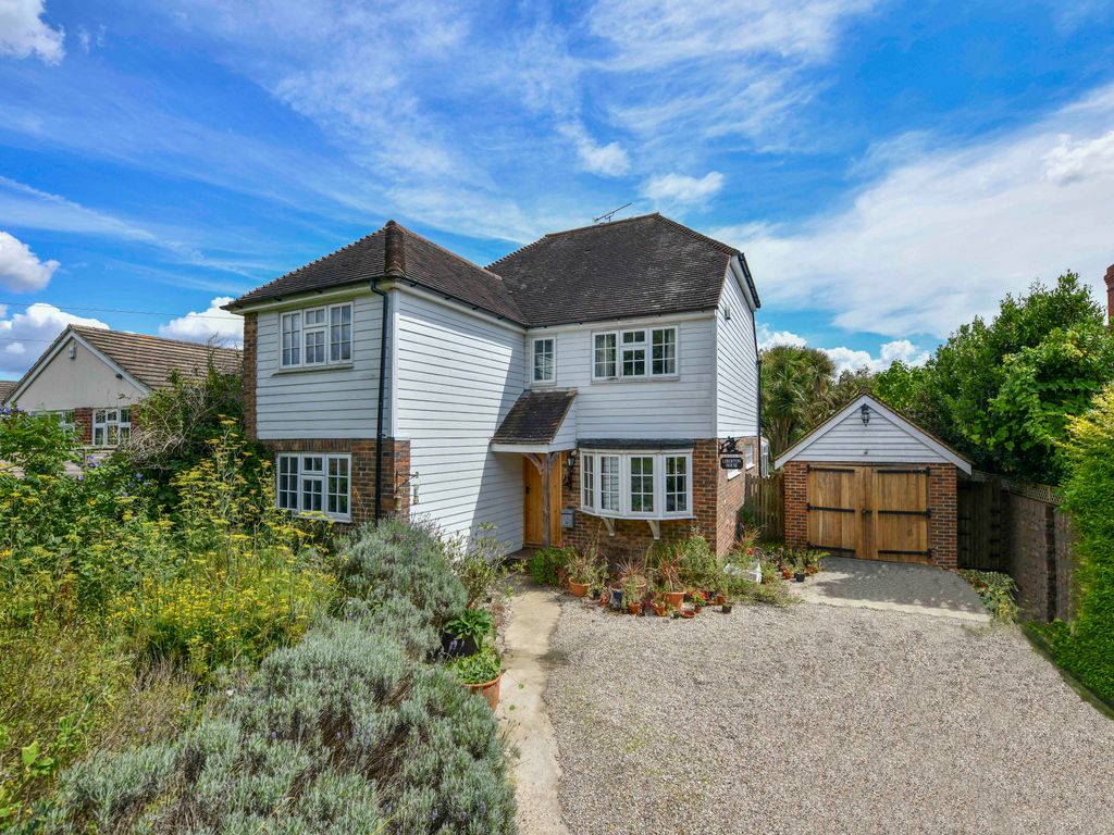 4 bed detached house for sale in Headcorn Road, Grafty Green ME17, £